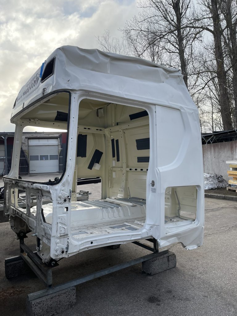 IMG_4799-768x1024 Sunkvežimių kabinų remontas ir dažymas